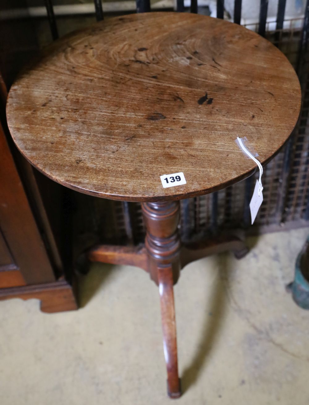 A George III mahogany circular tripod table, 46cm diameter, 68cm high